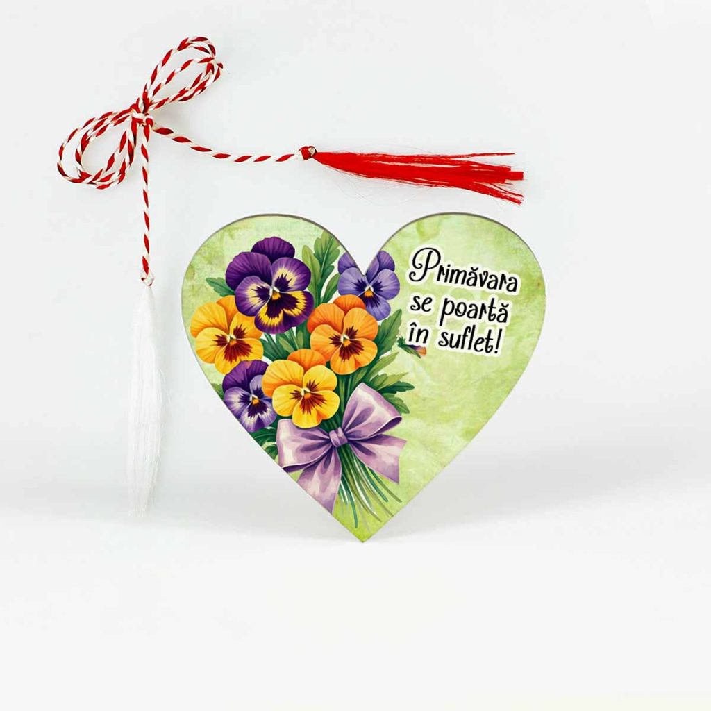 imafine cu un martisor inima personalizat cu panselute delicate legate cu o funda mare lila. Are scris mesajul Primavara se poarta in suflet!