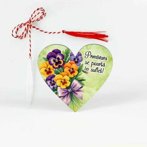 imafine cu un martisor inima personalizat cu panselute delicate legate cu o funda mare lila. Are scris mesajul Primavara se poarta in suflet!