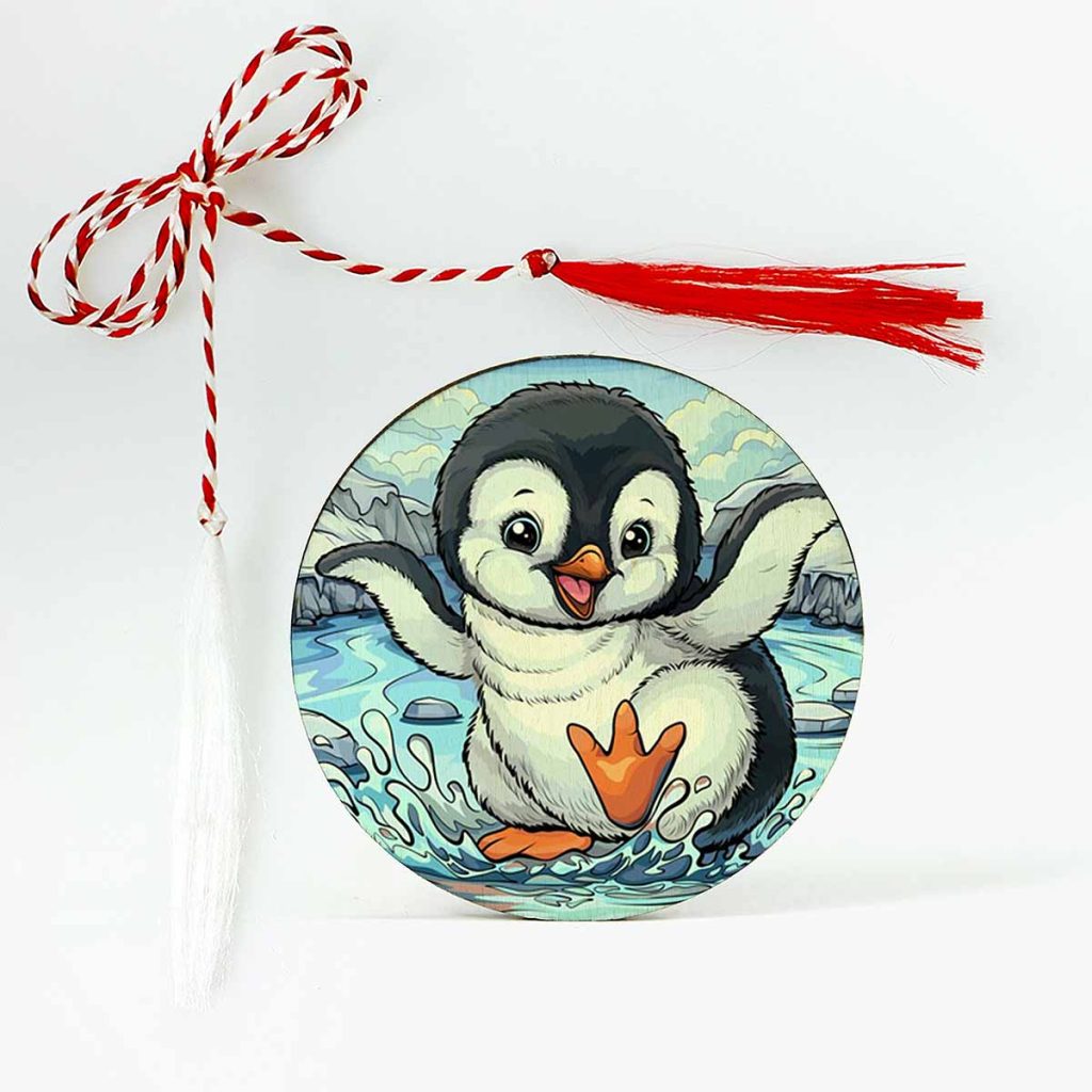 Imagine cu un mărțișor din lemn personalizat, reprezentând un pinguin vesel care stă într-o baltă, radiind energie și bună dispoziție. Un design jucăuș și original, perfect pentru a sărbători începutul primăverii.