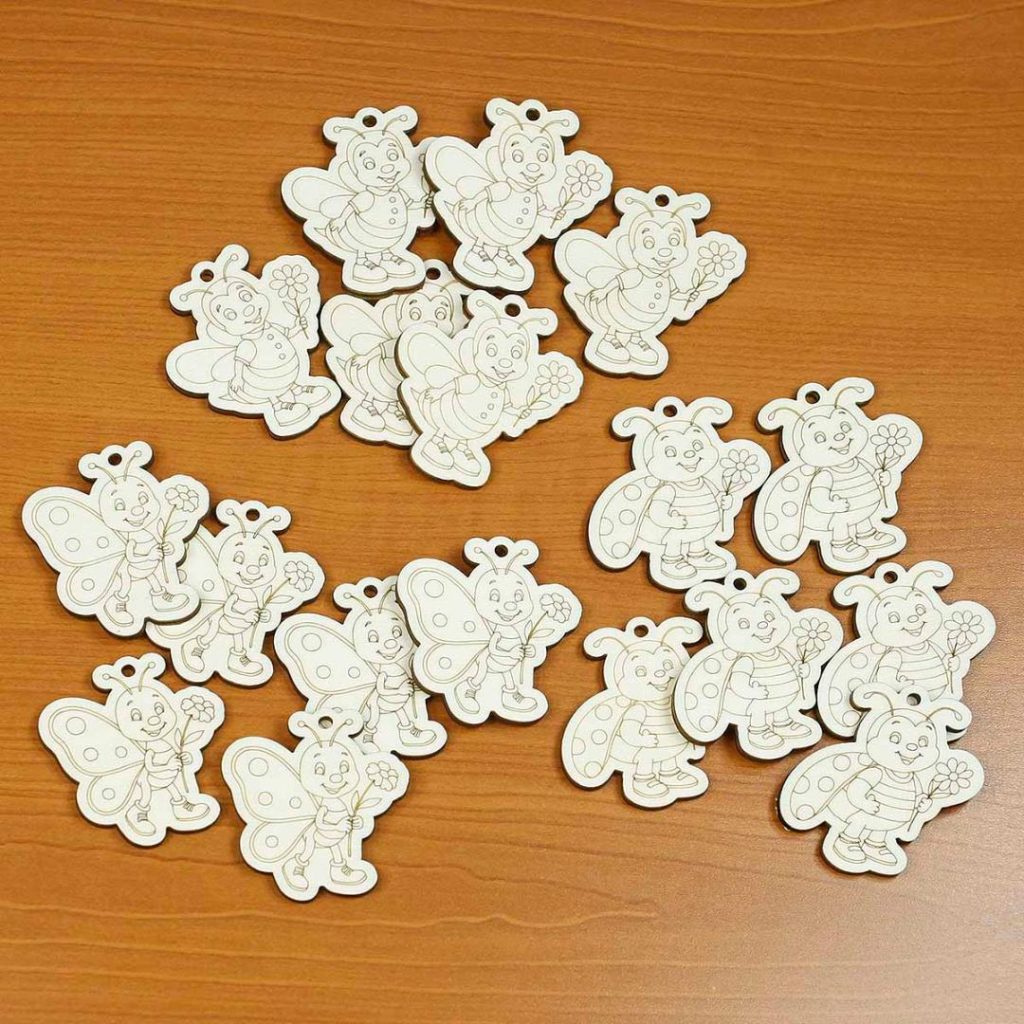 Martisoare din lemn in forma de mascota clasei albinutelor, buburuzelor, fluturasilor pe care copiii le pot colora cu carioa, creioane colorate sau acuarele.