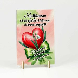 Martisor pentru profesoara diriginta personalizat cu un buchet cu o inima si ghiocel.