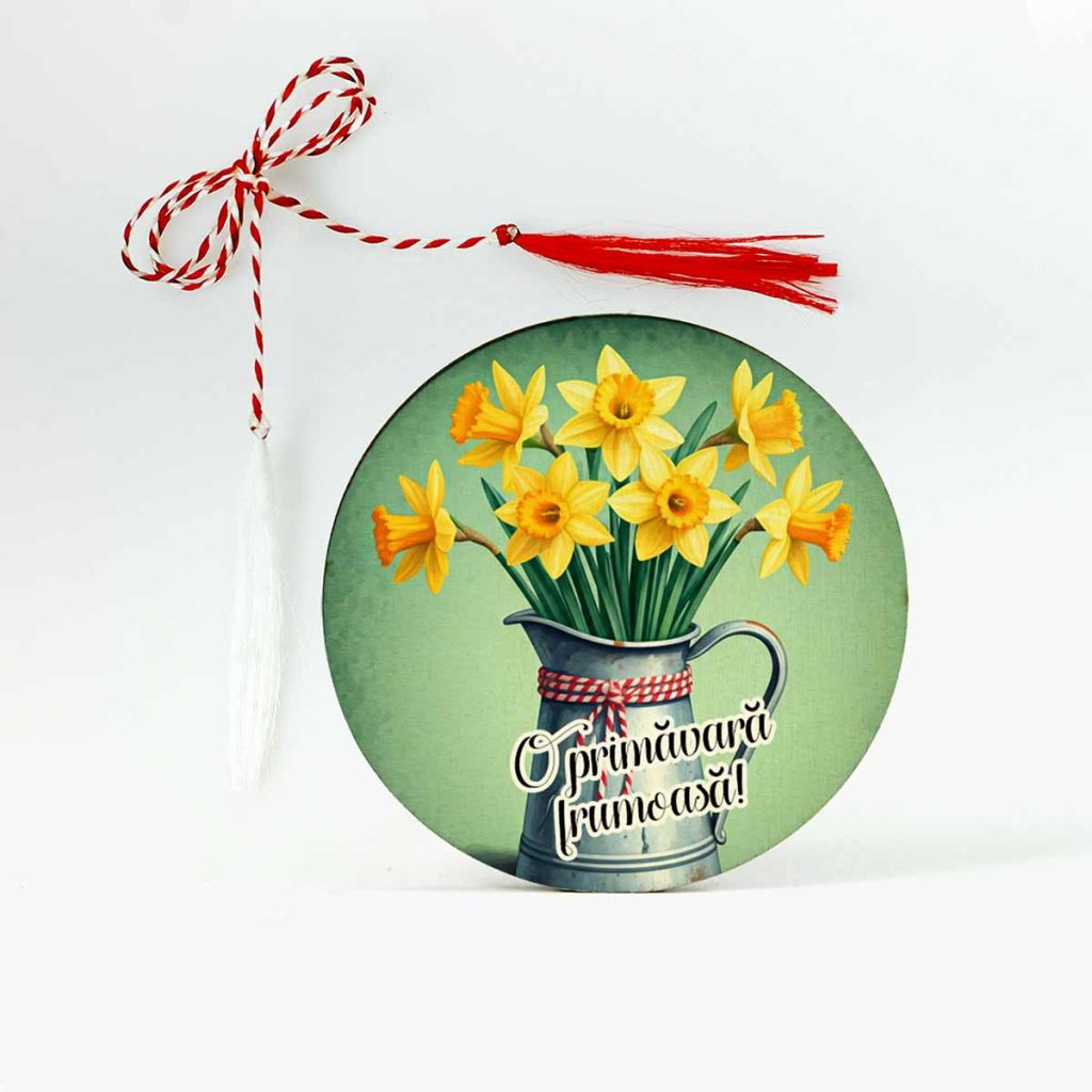 Imagine cu un martisor din lemn tip brosa personalizat cu narcise galbene si mesajul O primavara frumoasa