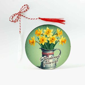 Imagine cu un martisor din lemn tip brosa personalizat cu narcise galbene si mesajul O primavara frumoasa