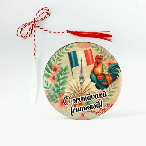 Martisor din lemn personalizat pentru profesoara de limba franceza . Martisorul este decorat cu elemente spcifice Frantei, turnul Eiffel, cocosul Galic, steagul Frantei, o carte deschisa si cateva flori.