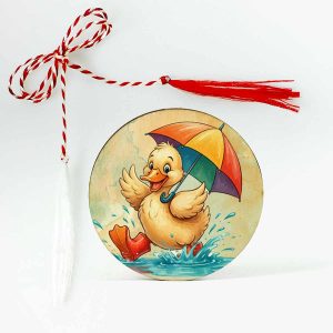 Martisor pentru fetite personalizat cu ratusca vesela care tine o umbrela colorata in culorile curcubeului si sare intr-o balta.