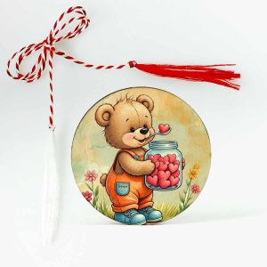 Martisor pentru copii personalizat cu un ursulet care tine in mana un borcan plin cu inimioare.