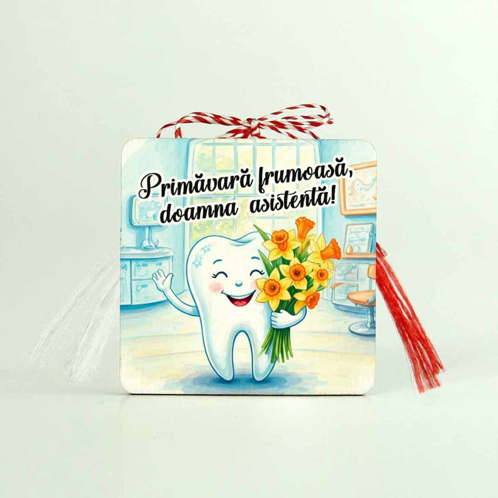 Imagine cu o brosa din lemn martisor deosebit reprezentat de un dinte care tine cateva narcise, perfecte petru o asistenta sau un medic stomatolog.