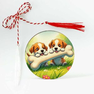 Martisor brosa lemn pentru copii personalizat cu 2 catei care tin un os in gura si alearga fericiti.