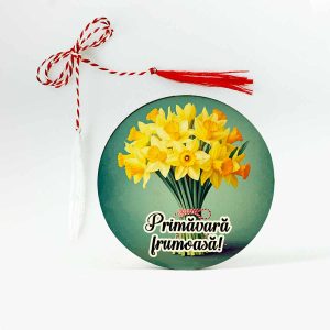 Mărțișor din lemn, decorat cu delicate flori de narcise galbene – simbol al bucuriei și al renașterii naturii. Lucrat manual, acest mărțișor aduce un strop de soare și eleganță primăverii tale.