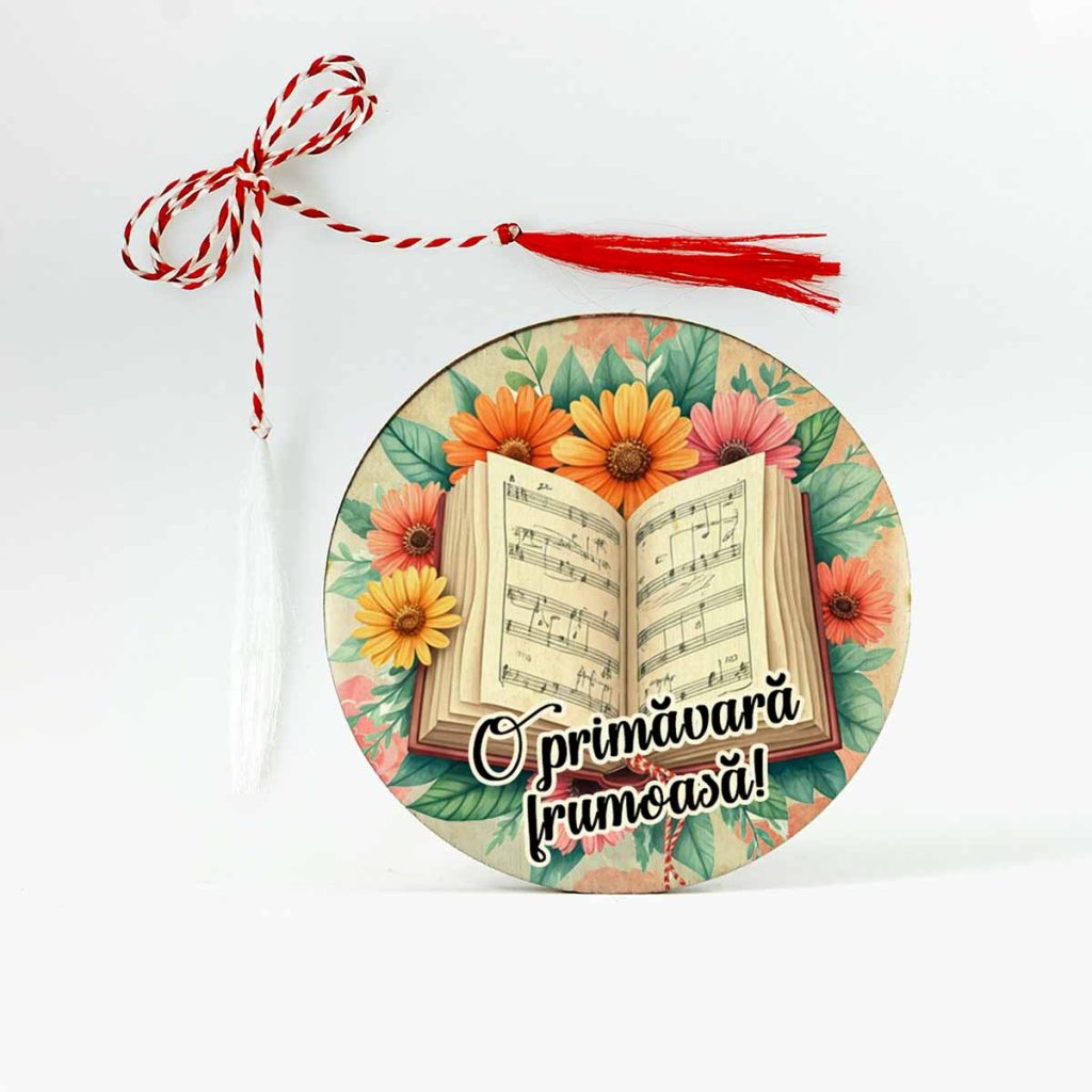 Brosa martisor lemn personalizata pentru profesoara de muzica. Martisorul are o carte deschisa cu portative si flori colorate.