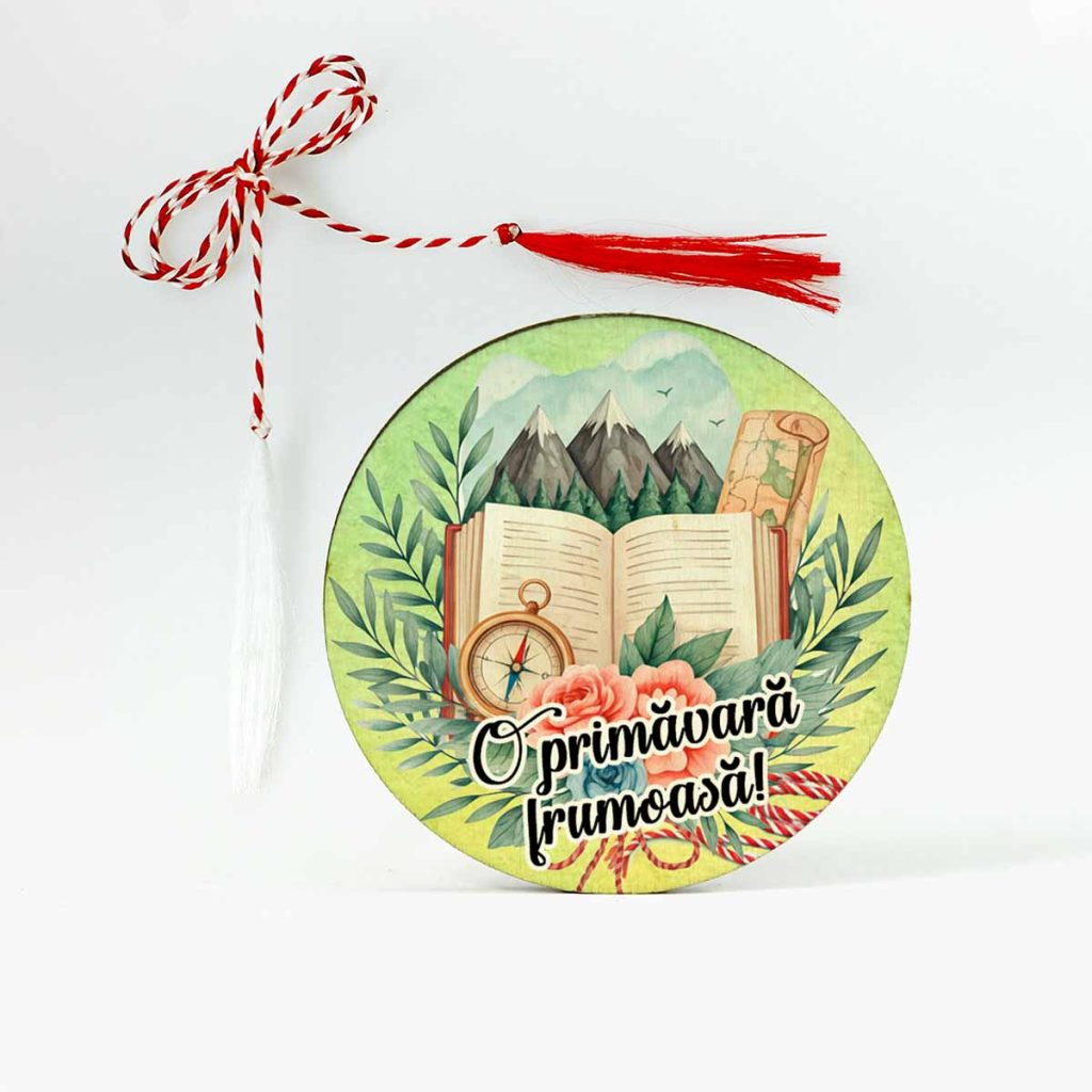 Martisor brosa lemn personalizat cu forme de relief munti, o carte deschisa, o busola si cateva flori.