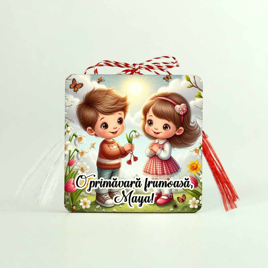 Mărțișor din lemn personalizat cu nume, cu mesajul „O primăvară frumoasă”, reprezentând un băiețel care oferă un ghiocel unei fetițe, perfect pentru cadou de 1 Martie pentru colegă, prietenă.