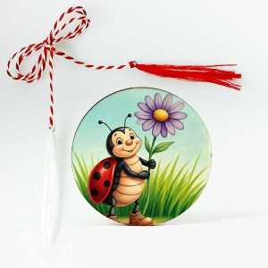 Martisor fetite cu o buburuza vesela si o floare mov