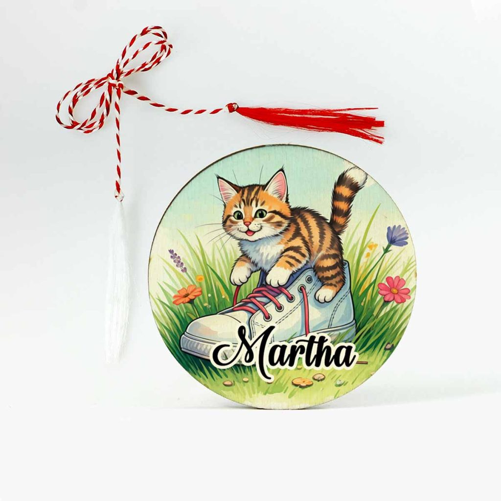 Martisor personalizat cu nume si o pisicuta vesela haioasa care se joaca cu un pantof.