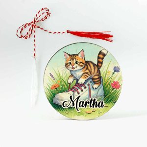 Martisor personalizat cu nume si o pisicuta vesela haioasa care se joaca cu un pantof.