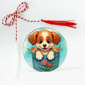 Mărțișoare copii personalizat cu un cățeluș care iese dintr-un buzunar. martisorul are si catrva floricele vesele.