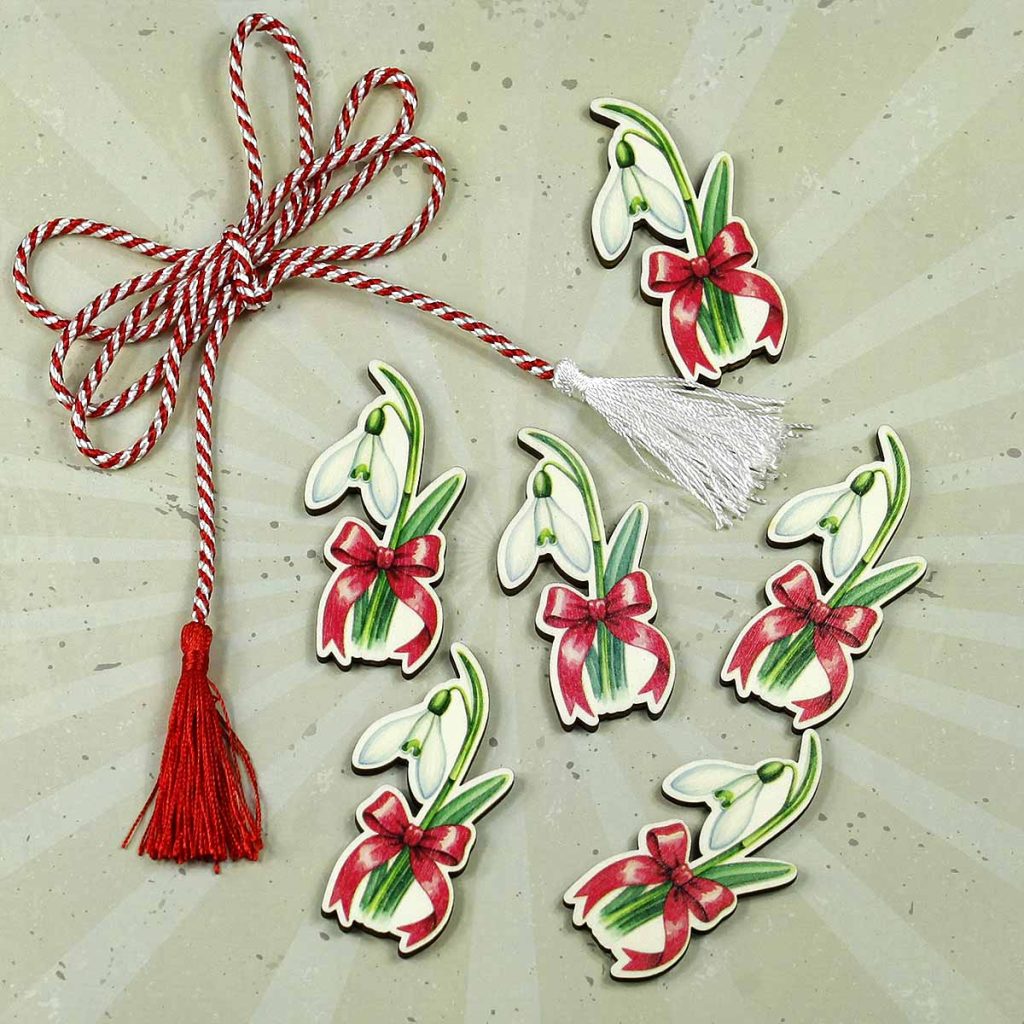 Imagine cu un martisor ghiocel decupat din lemn