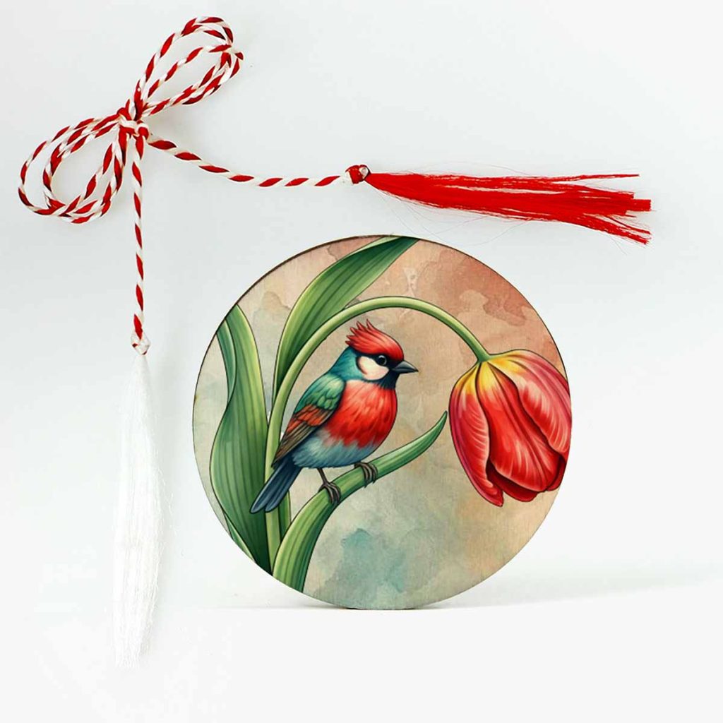 Imagine cu un martisor reprezentand o pasare care sta pe o lalea