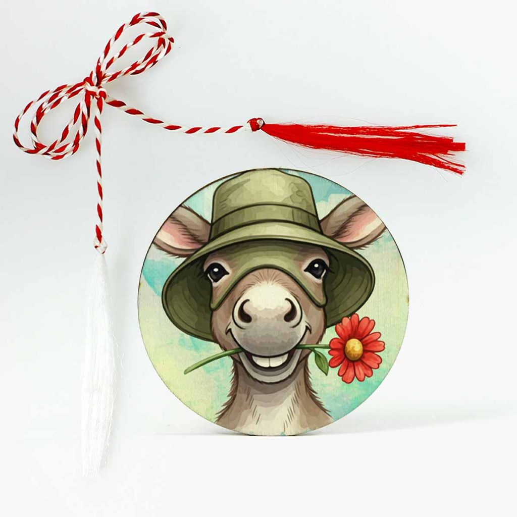 Martisor brosa din lemn personalizat cu un magarus care tine o floare rosie in gura