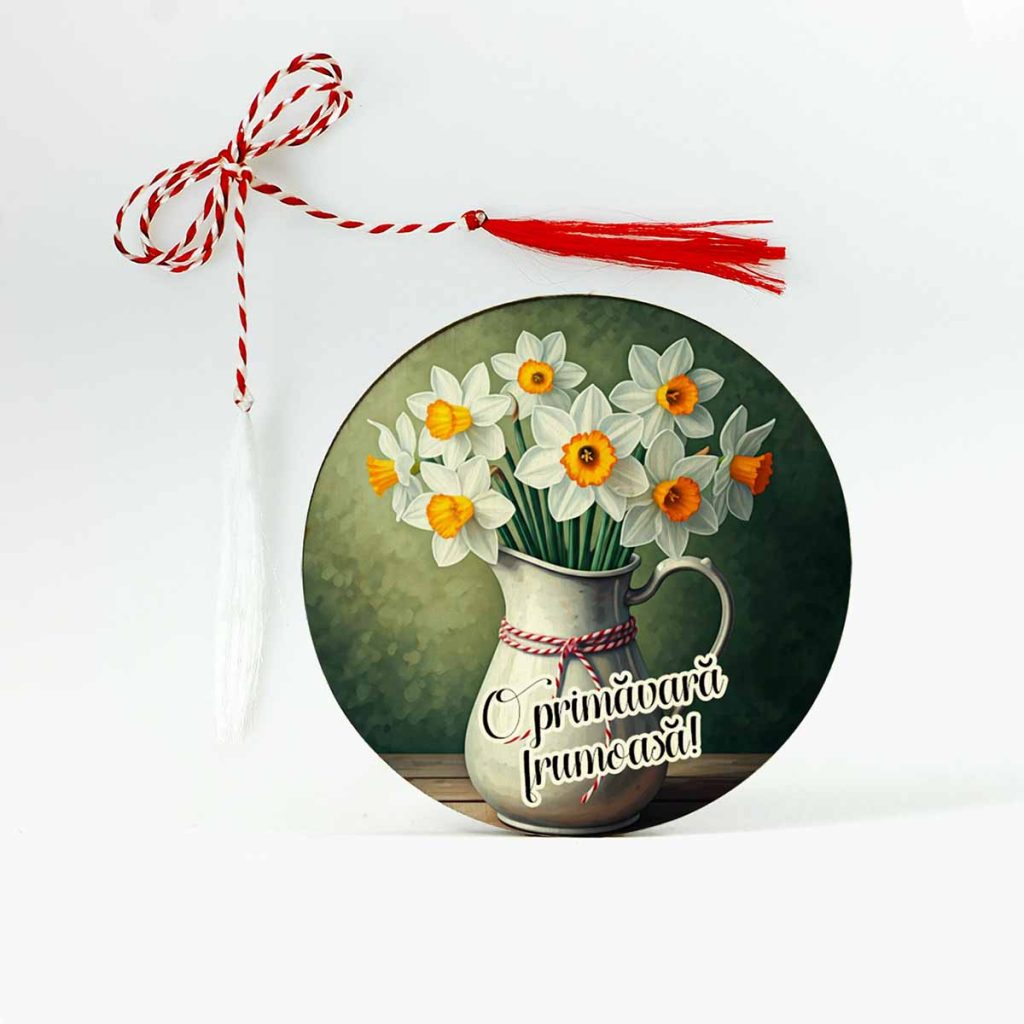 Imagine cu un martisor din lemn personalizat cu narcise albe. Narcisele sunt intr/un cofer alb prafuit vechi legar cu un snur de martisor. Are scris mesajul O primavara frumoasa!