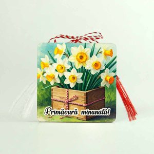 Imagine cu un martisor din lemn tip brosa personalizat cu narcise albe si mesajul Primavara minunata!. Narcisele albe sunt intr/o ladiță veche legată cu ssnur de martisor.