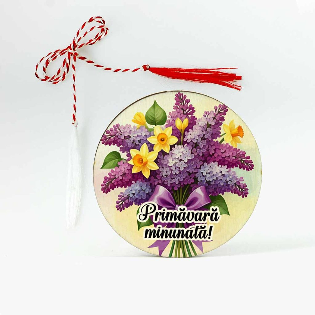 imagine cu un martisor din lemn personalizat cu flori de liliac, narcise galbene, mesajul O primavara frumoasa si nume.