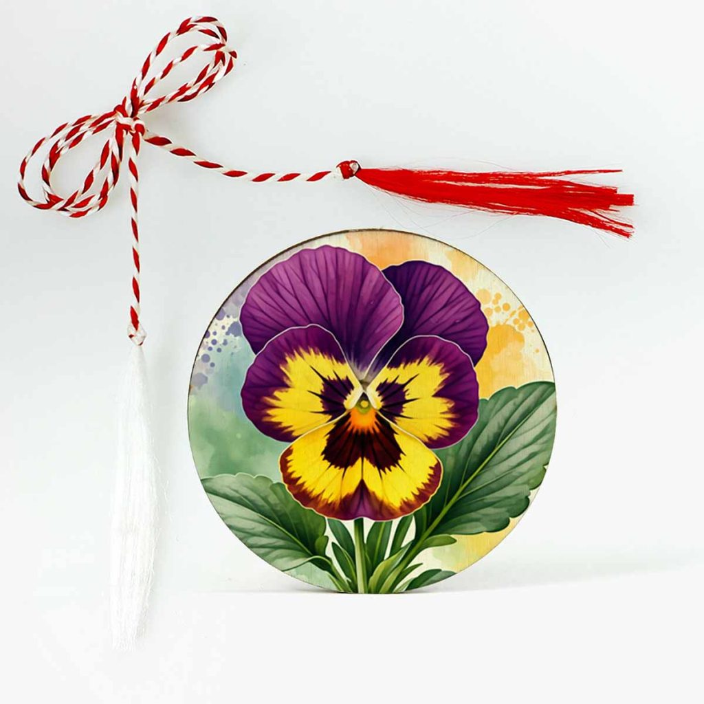 Imagine cu brosa din lemn martisor cu panseluta.