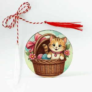 Martisor pentru copii fetite personalizat u o pisicuță drăgălașă care iese dintr/un cosulet de nuiele.
