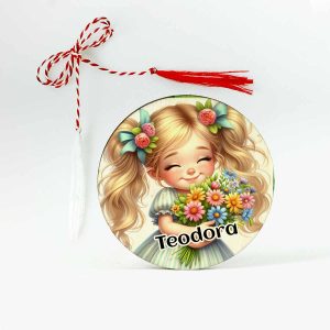 Imagine cu un martisor personalizat cu nume pentru fete blonde . Fetita tine un buchet de flori colorate.