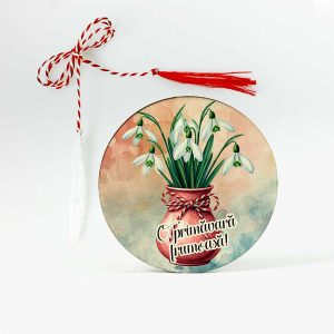 Imagine cu un martisor din lemn tip brosa personalizat cu o vaza roz prafuit legata cu snur de martisor in care se afla cativa ghiocei delicati. Martisorul este personalizat cu mesajul Primavara frumoasa!