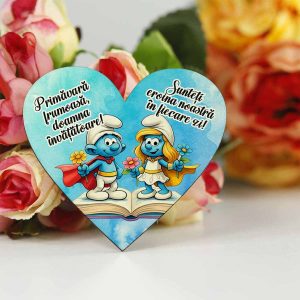 Magnet in forma de inima personalizat pentru invatatoare sau educatoare de la clasa strumfilor, perfect pentru a fi oferit cadou special de 1 martie.