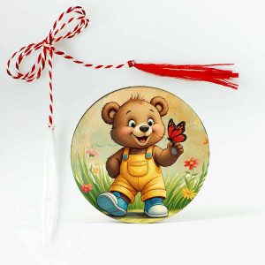 martisor brosa din lemn pentru copii personalizat cu un ursulet vesel care tine un fluturas rosu.