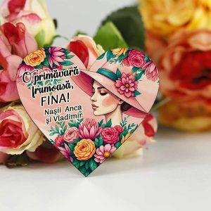 Mărțișoare din lemn magnetice în formă de inimă, personalizate cu nume, decorată cu silueta unei doamne cu pălărie și flori, ideale pentru nașă și fină de 1 Martie.
