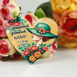 Mărțișoare din lemn magnetice în formă de inimă, personalizate cu nume, decorată cu silueta unei doamne cu pălărie și flori, ideale pentru nașă și fină de 1 Martie.