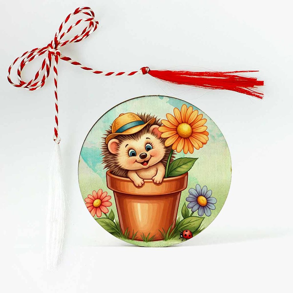 Martisor pentru copii personalizat cu un arici care sta intr-un ghiveci cu flori
