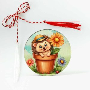 Martisor pentru copii personalizat cu un arici care sta intr-un ghiveci cu flori