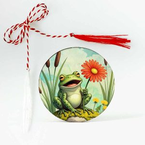 Martisor personalizat cu o broscuta vesela care tine o floare rosie.