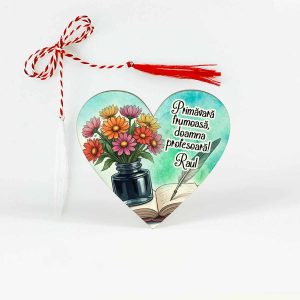 Mărțișor din lemn tip broșă, decorat cu flori colorate, o carte, o călimară de cerneală și o pană de scris, simbolizând iubirea pentru învățătură și frumusețea primăverii.