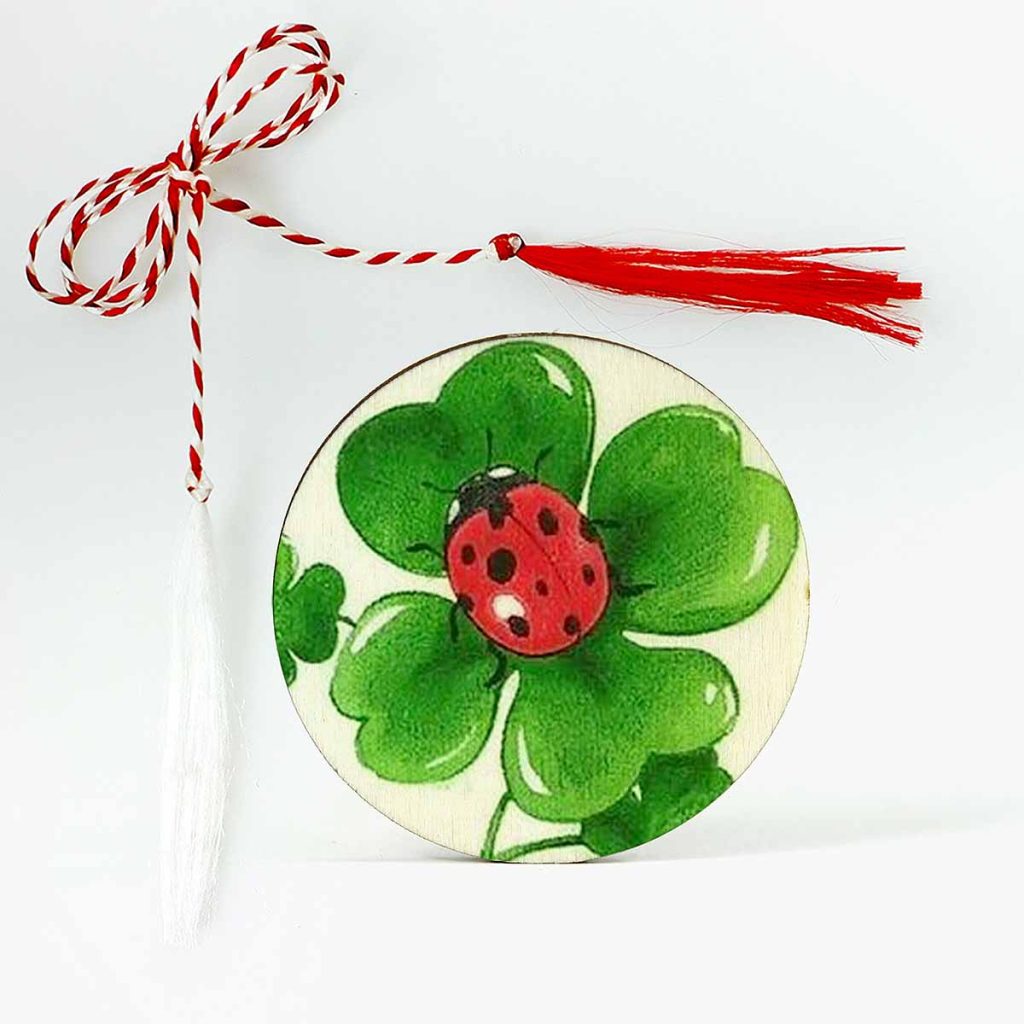 Martisor brosa personalizat cu un trifoi pe care este o buburuza.
