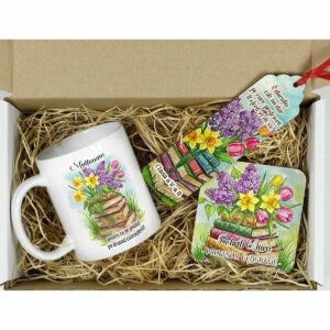 Cadou special pentru profesoară – set elegant cu cană personalizată, suport de cană și semn de carte, decorat cu flori și mesaje inspiraționale.