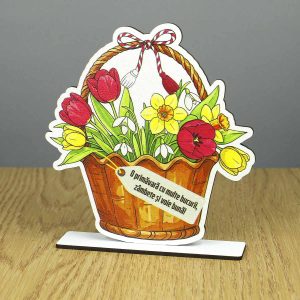 Plăcuță din MDF în formă de coșuleț cu ghiocei, lalele și narcise, personalizată cu un mesaj scurt – un cadou special pentru 8 Martie
