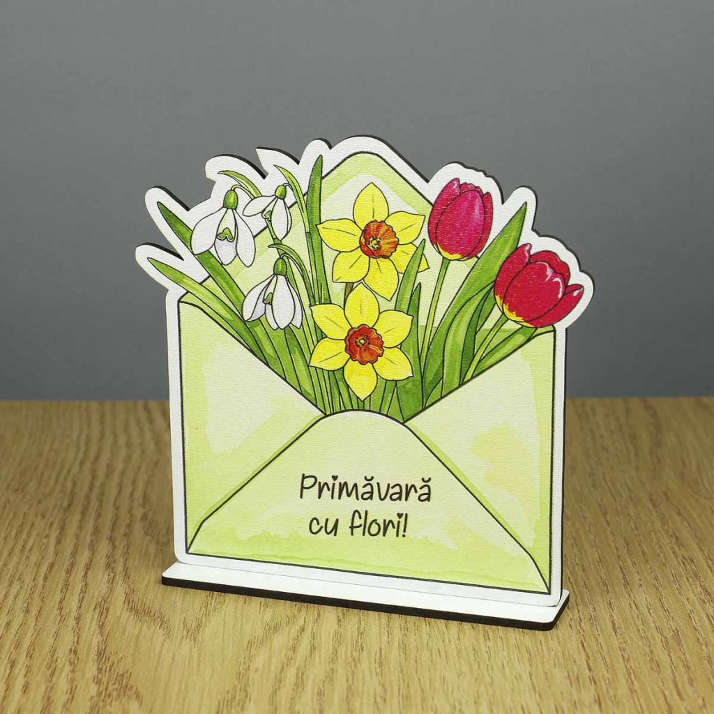 Plăcuță din MDF în formă de plic verde, decorată cu lalele, narcise și ghiocei, personalizată cu un mesaj special – un cadou unic 1 sau 8 Martie.