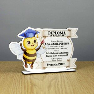 Trofeu personalizat din lemn model Albinuță, premiu simbolic pentru copii și absolvire grădiniță cu design tematic colorat.
