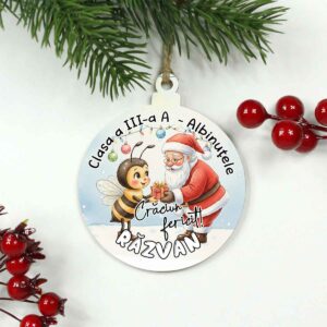 Glob din lemn personalizat pentru copii scolari si prescolari cu mascota clasei albinutelor o albinuta si un mos craciun