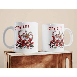Cană personalizată de Crăciun cu Moș Crăciun și Rudolf bând vin și mesajul Stay Lit