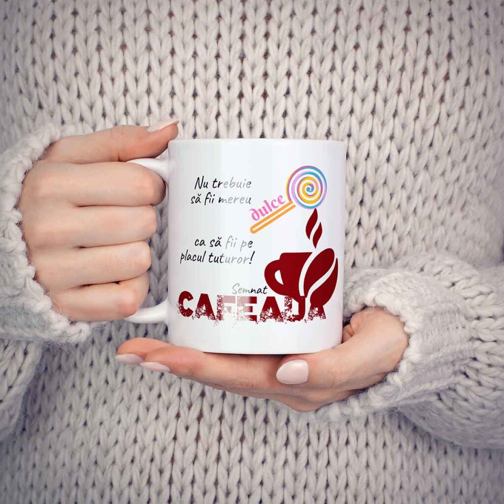 Cană personalizată cu mesaj amuzant „Nu trebuie să fii mereu dulce ca să fii pe placul tuturor – Semnat: Cafeaua”, cadou original și haios