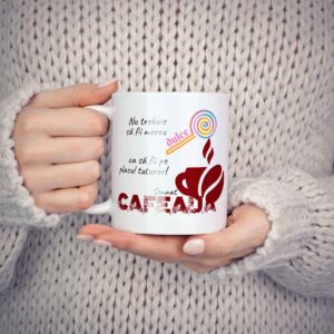 Cană personalizată cu mesaj amuzant „Nu trebuie să fii mereu dulce ca să fii pe placul tuturor – Semnat: Cafeaua”, cadou original și haios