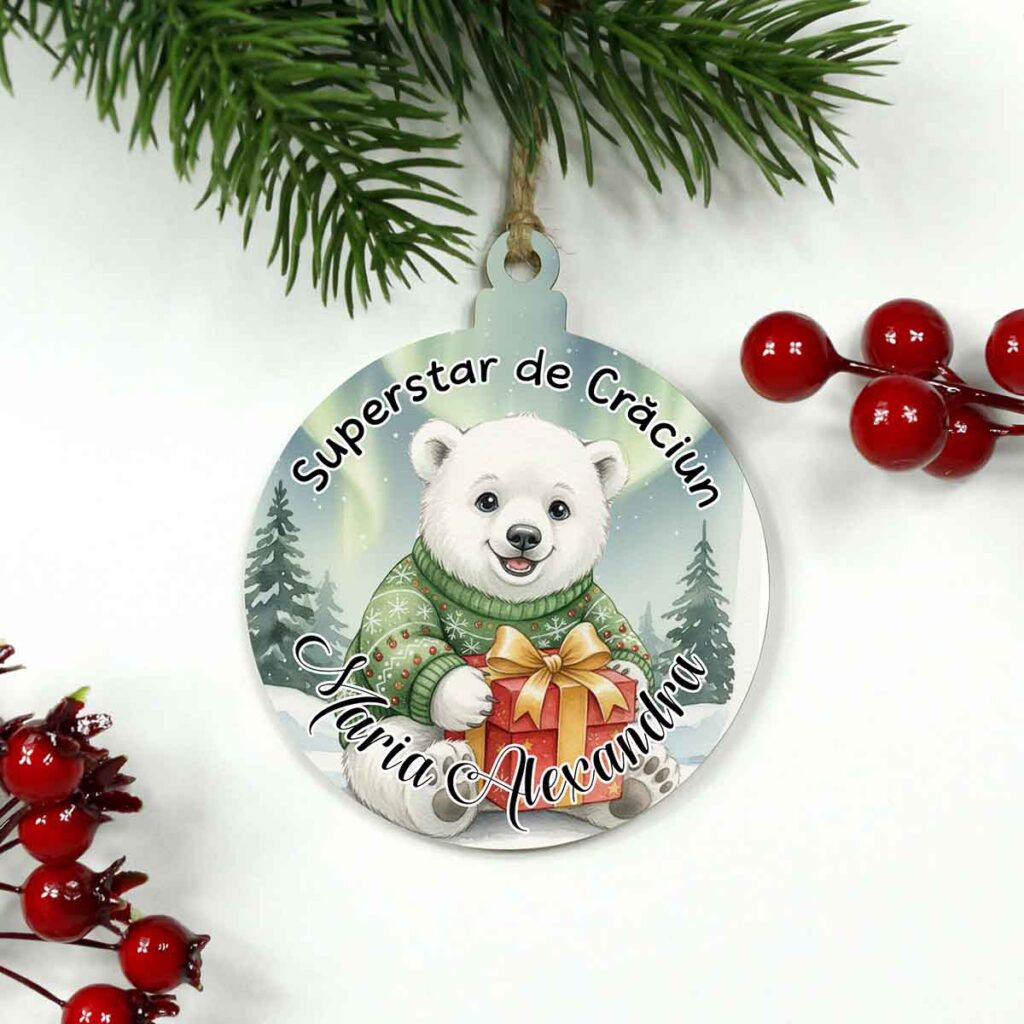 Glob de Crăciun personalizat din lemn cu urs polar, cu nume și mesaj – cadou pentru copii