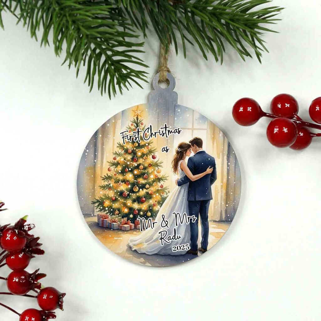 glob din lemn personalizat cu mesaj „First Christmas as Mr and Mrs”, personalizat UV, cadou de Crăciun pentru cuplu