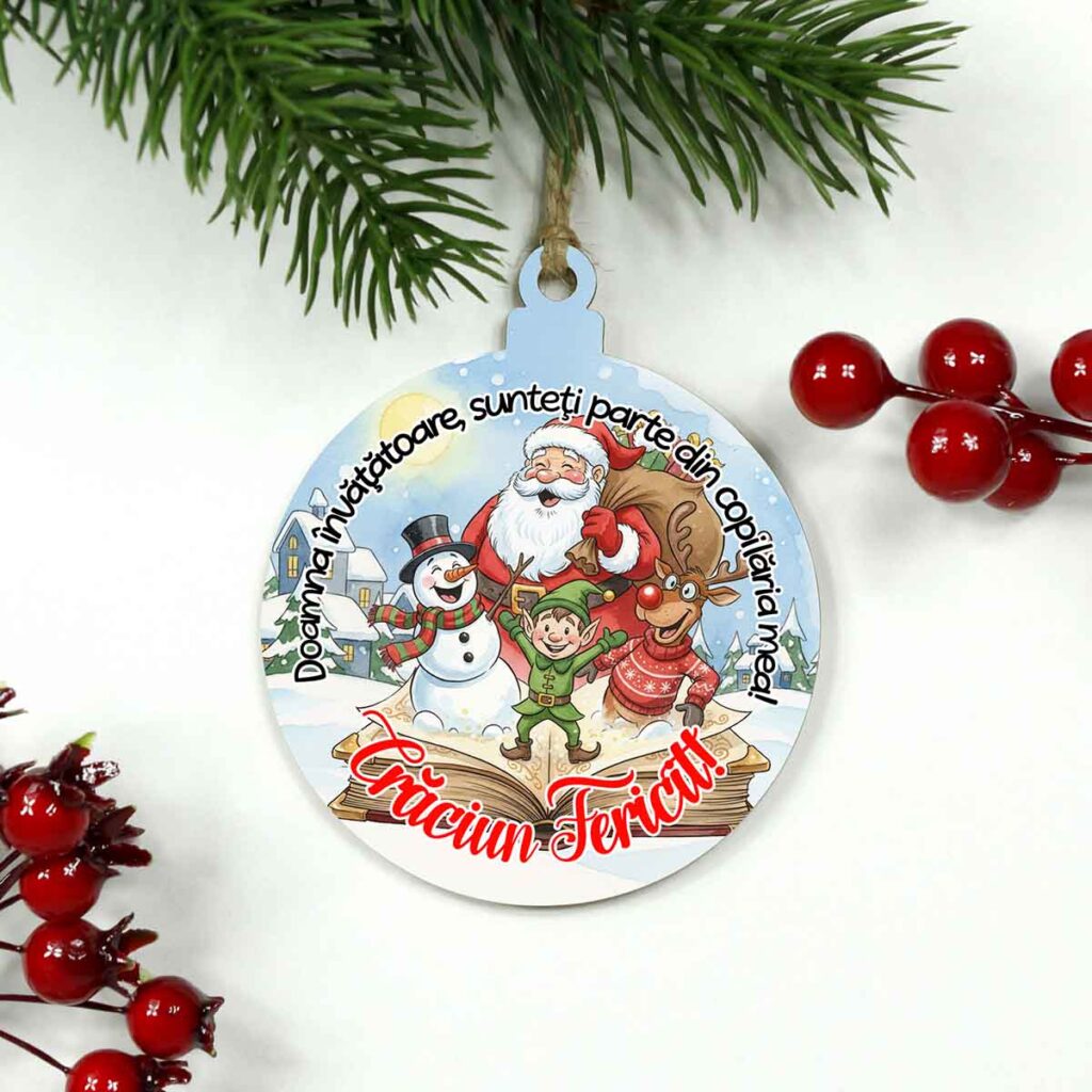 glob din lemn personalizat pentru învățătoare, scenă festivă cu Moș Crăciun, Om de Zăpadă, Rudolf și elf, cadou de Crăciun cu mesaj cald și emoționant